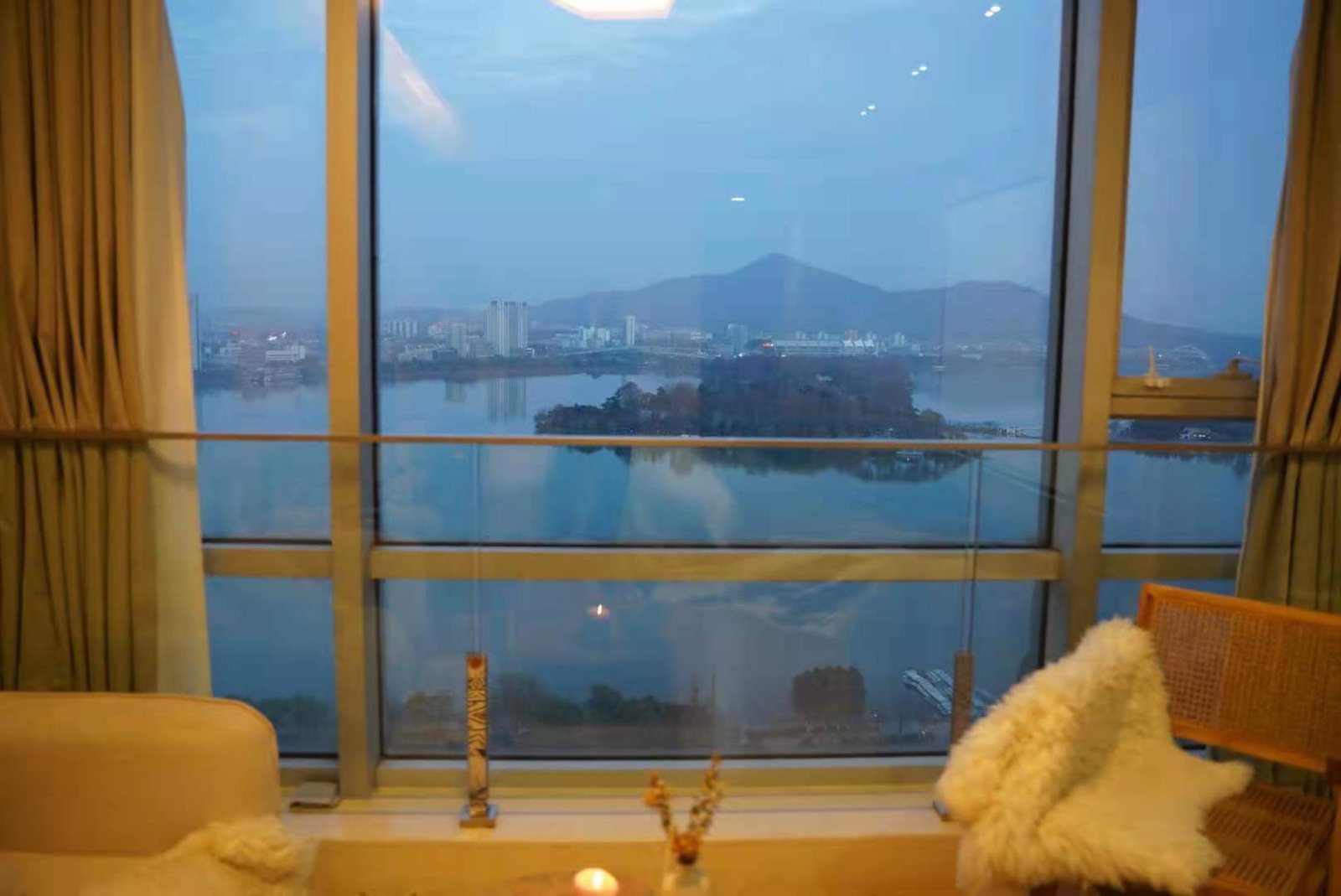 2509室观景与休息,可俯瞰玄武湖与紫金山全景
