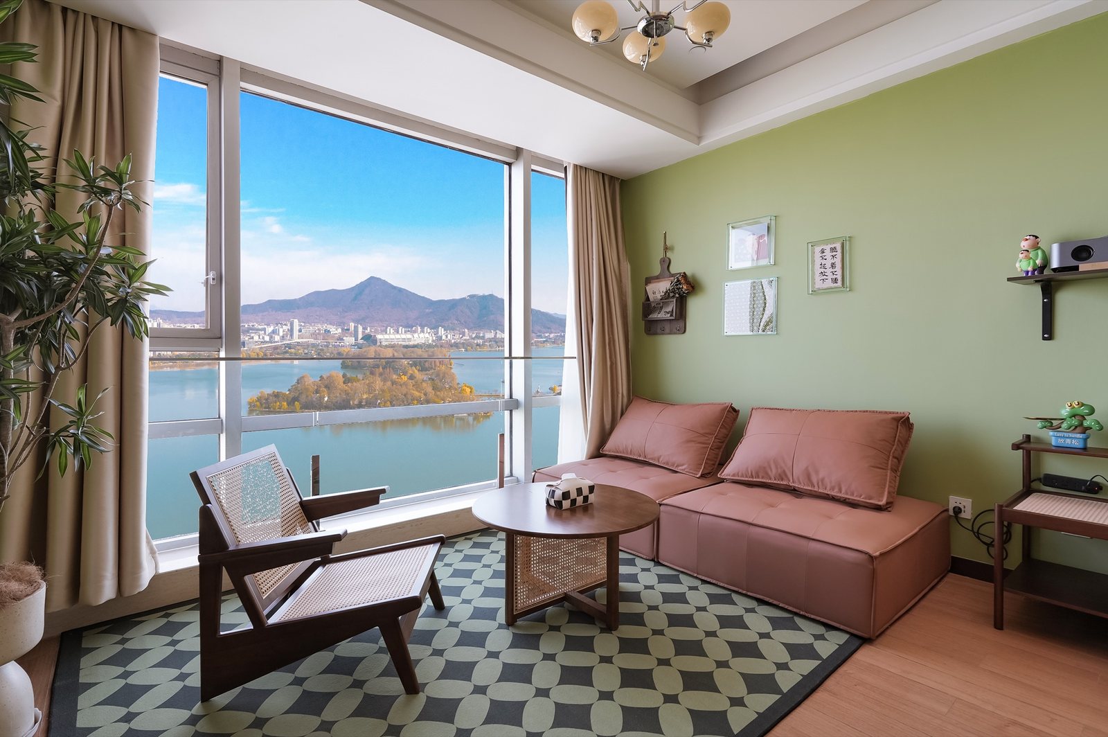 2806室投影观影区，可俯瞰玄武湖与紫金山全景