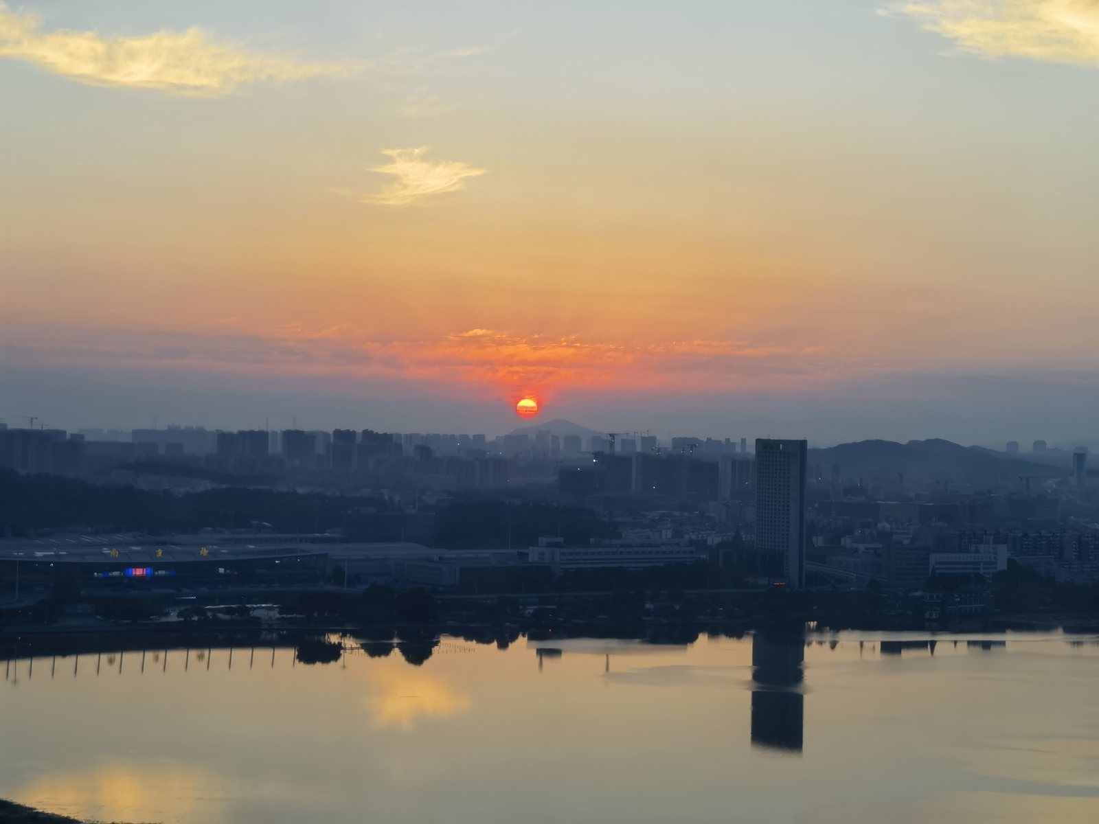 3003室空间氛围，可俯瞰玄武湖与紫金山全景