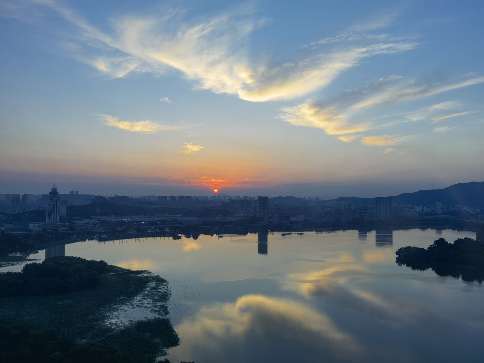 3003室细节补充，可俯瞰玄武湖与紫金山全景