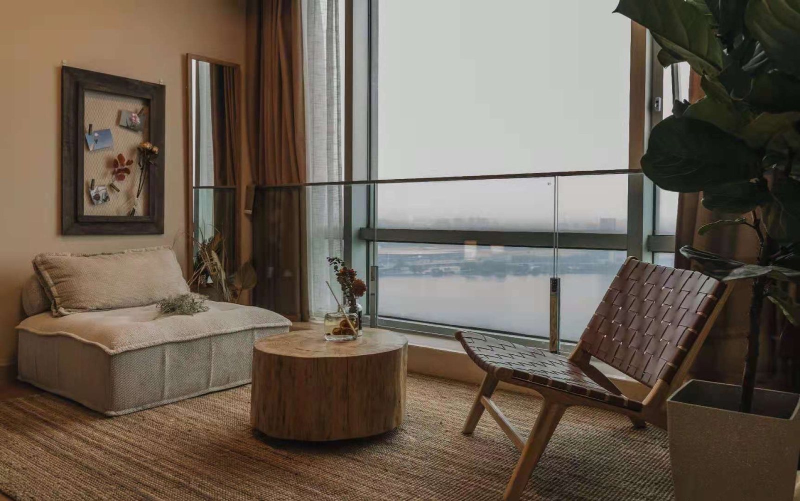 3203室床品与靠枕，可俯瞰玄武湖与紫金山全景
