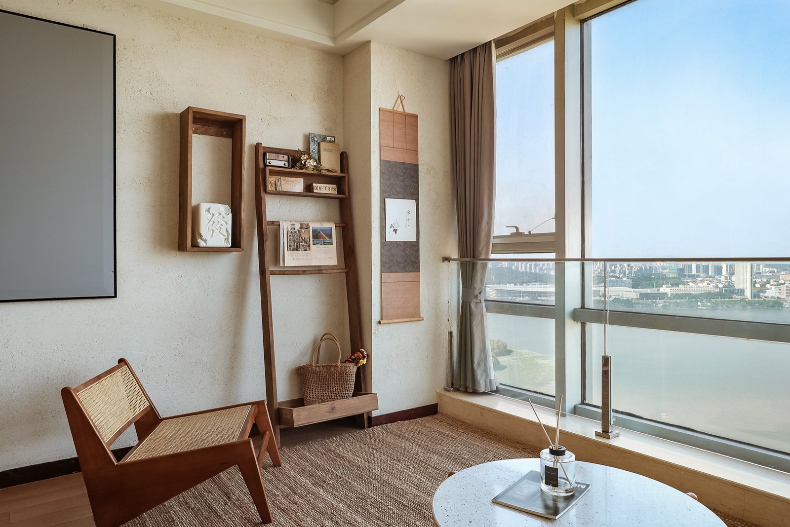 3208室光线与窗帘，可俯瞰玄武湖与紫金山全景