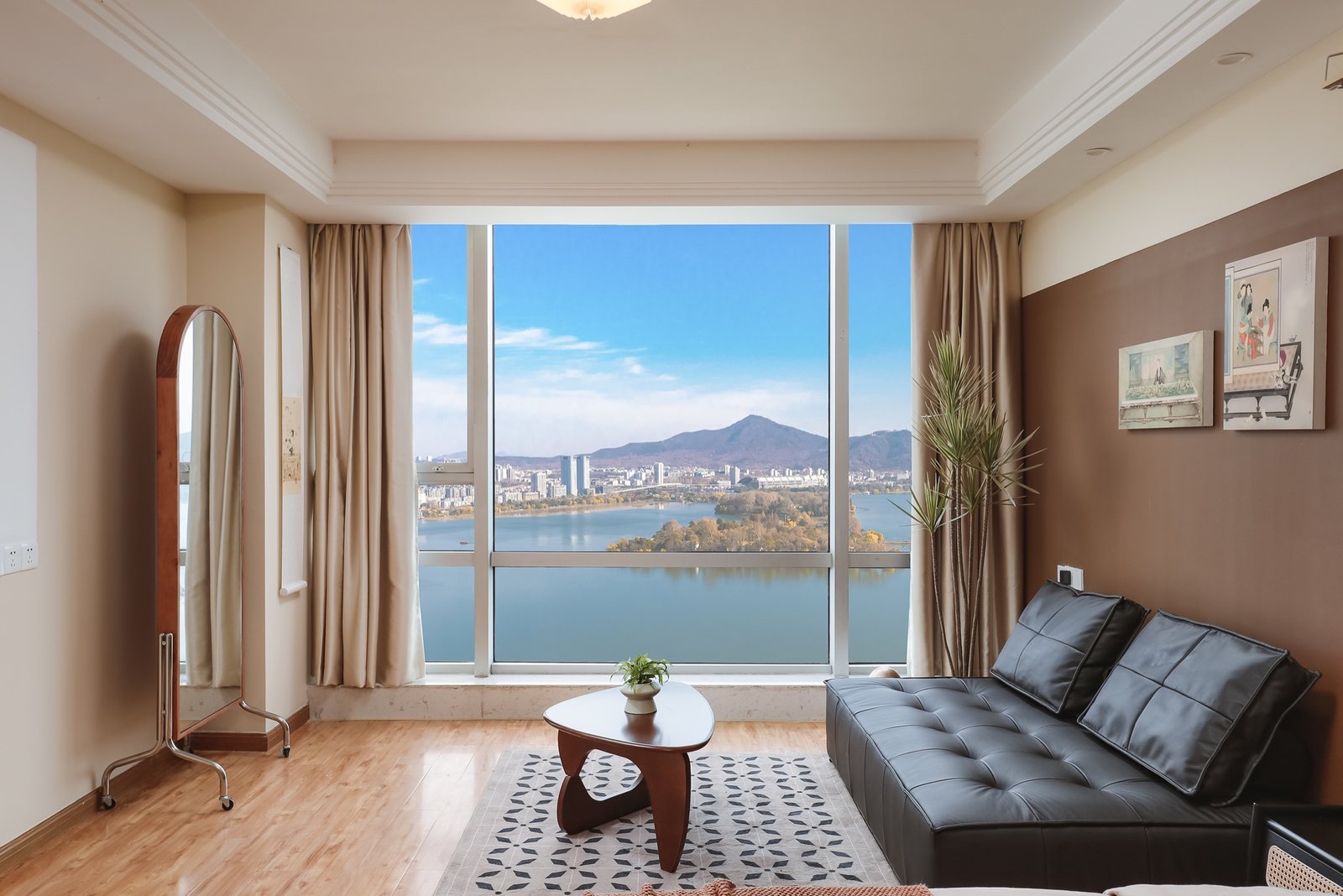 3303室休闲角落，可俯瞰玄武湖与紫金山全景