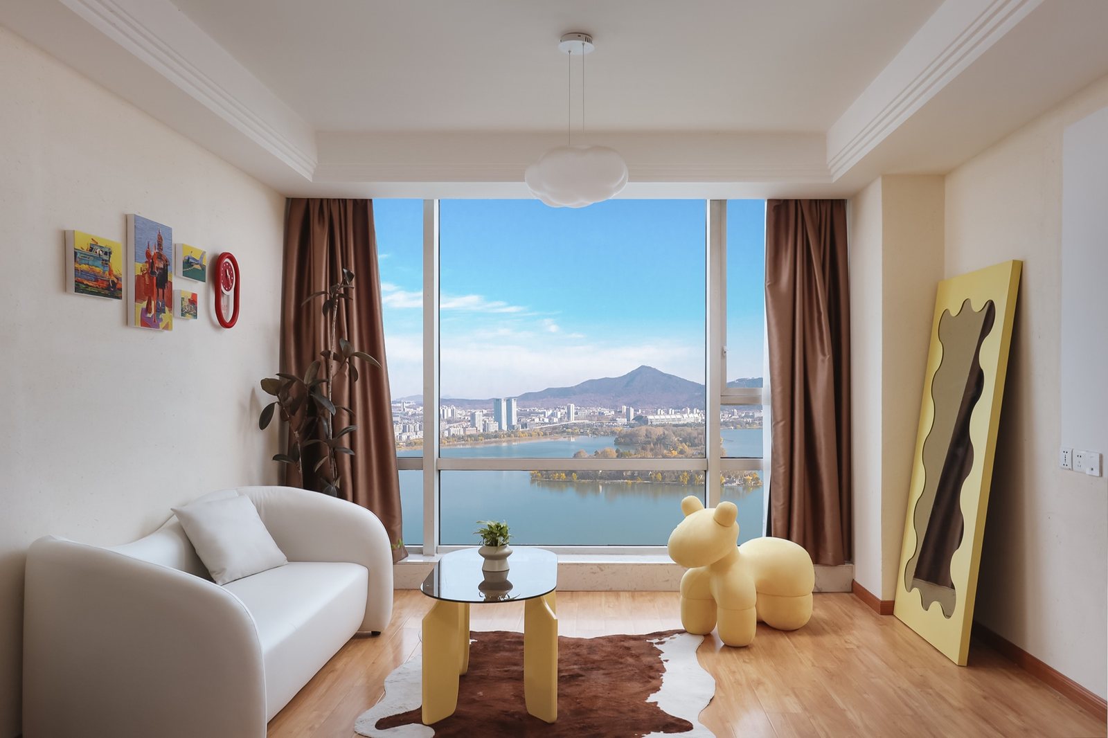 3304室窗边观景位,可俯瞰玄武湖与紫金山全景