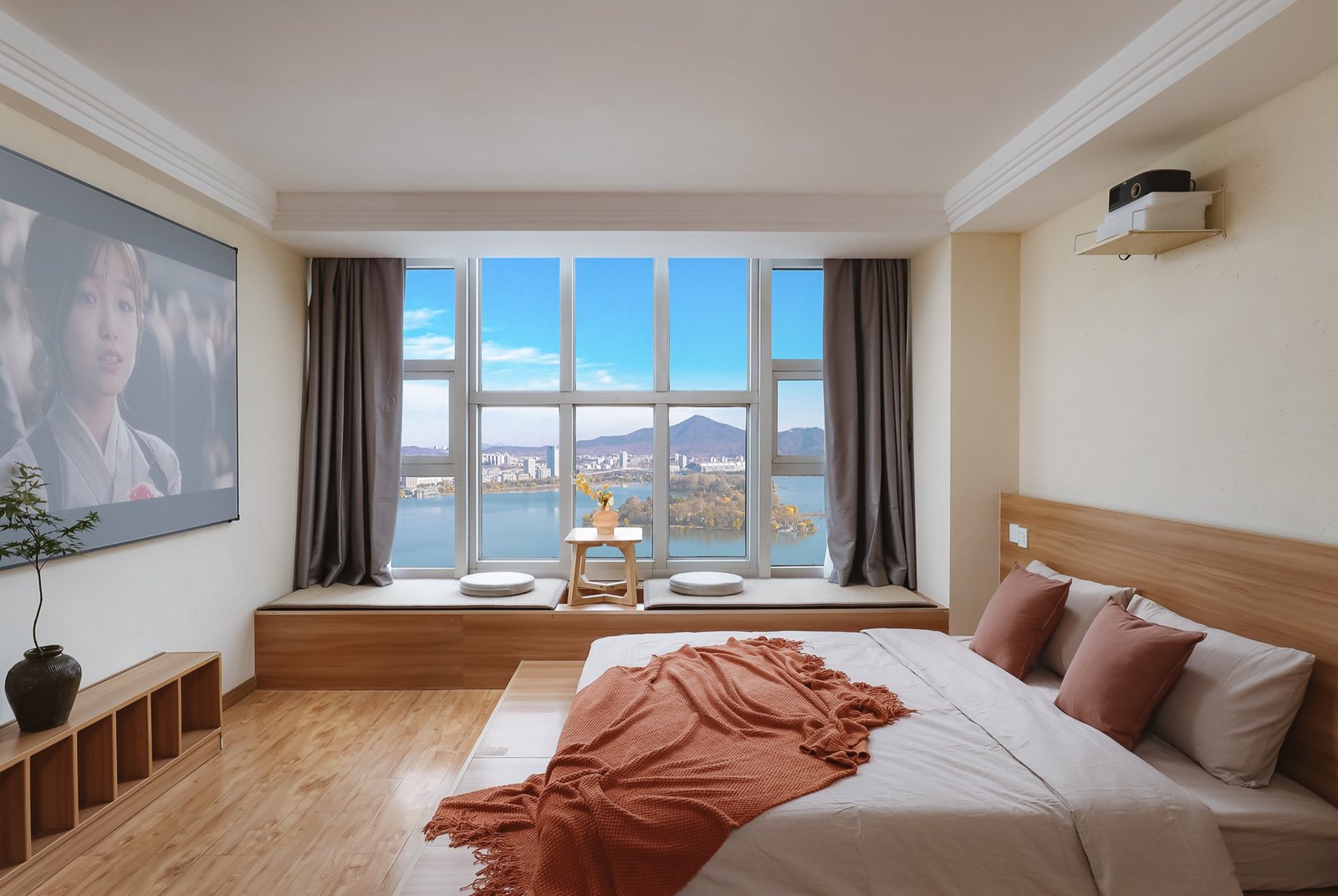 3326室书法与投影,可俯瞰玄武湖与紫金山全景