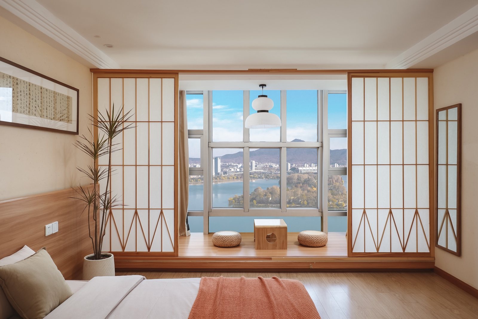 3329室床品与靠枕,可俯瞰玄武湖与紫金山全景